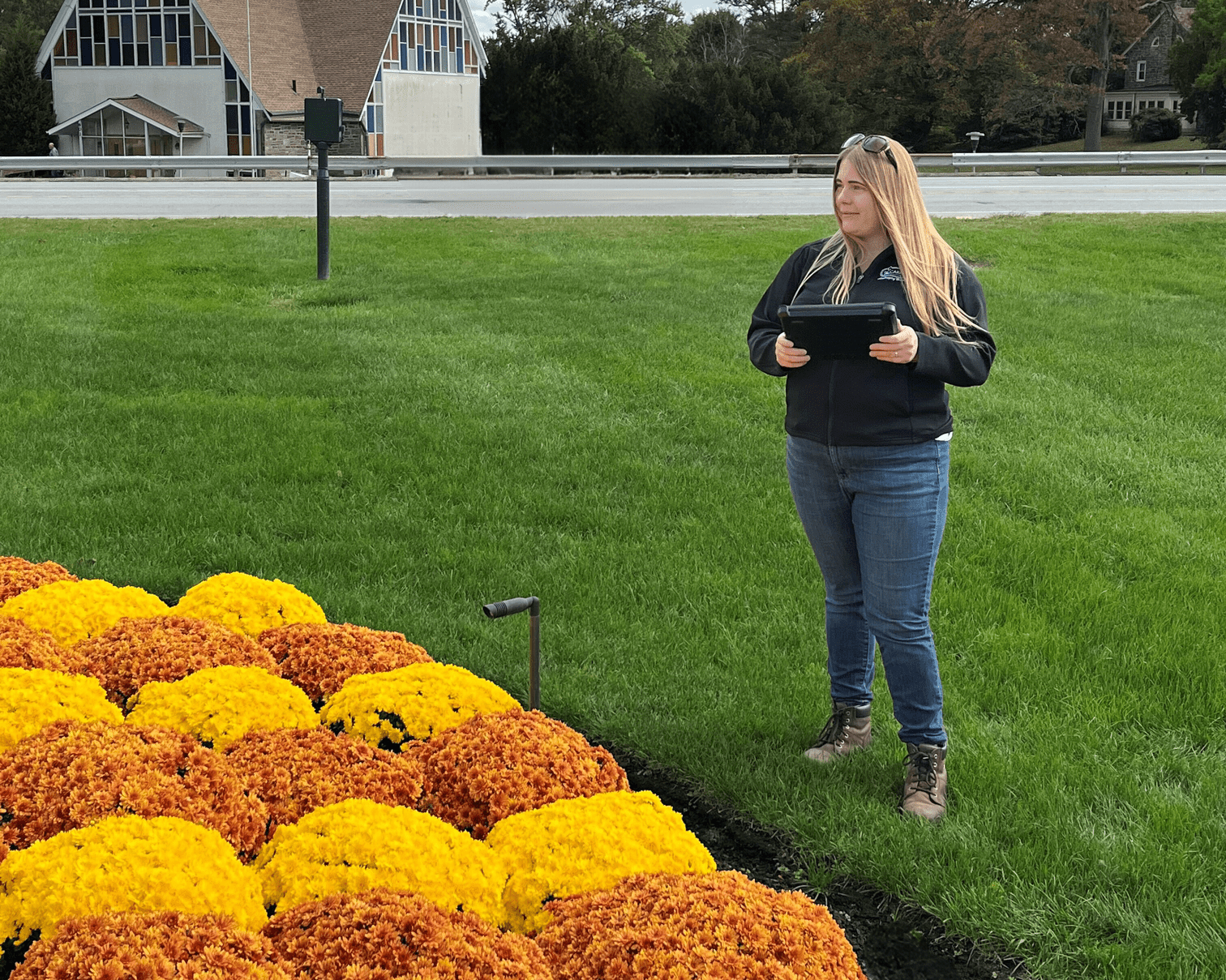 Commercial Landscaping: Commercial Landscaping Crews